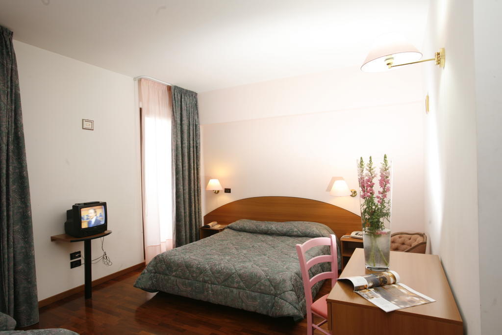 Hotel Tetto Delle Marche - Ristorante Dei Conti Cingoli Room photo